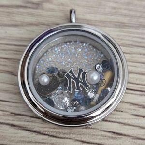 🦉Yankees Themed Locket